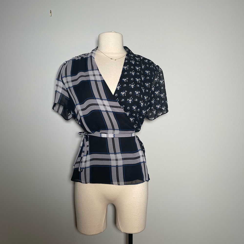 Vince Camuto Blue & White Mixed Print Wrap Blouse – Medium (NWOT) - Picture 3 of 7